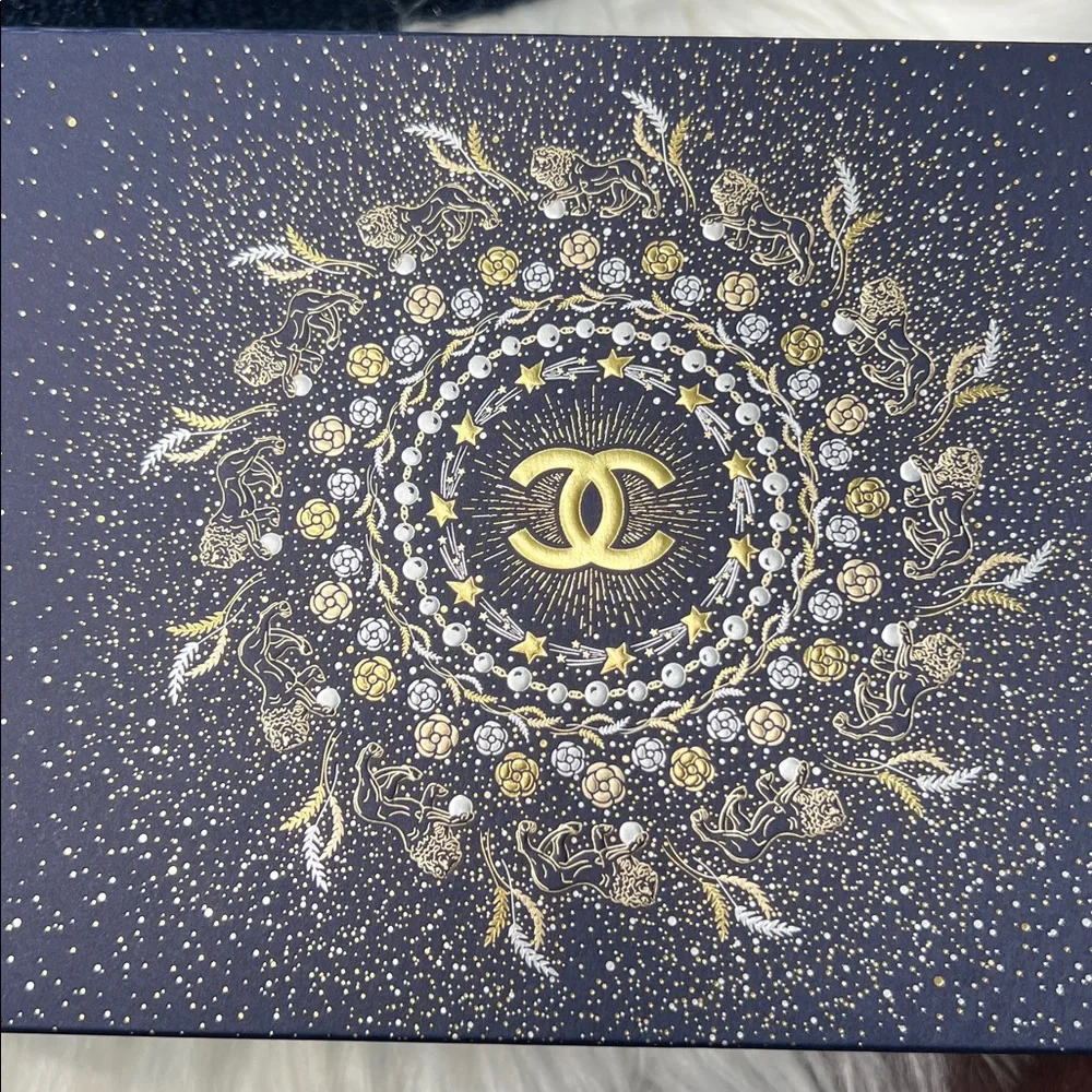 Chanel Limited Set:Serum, Lipstick, Cosmetic Bag, A Card, Ribbons & Shopping Bag - Picture 10 of 17